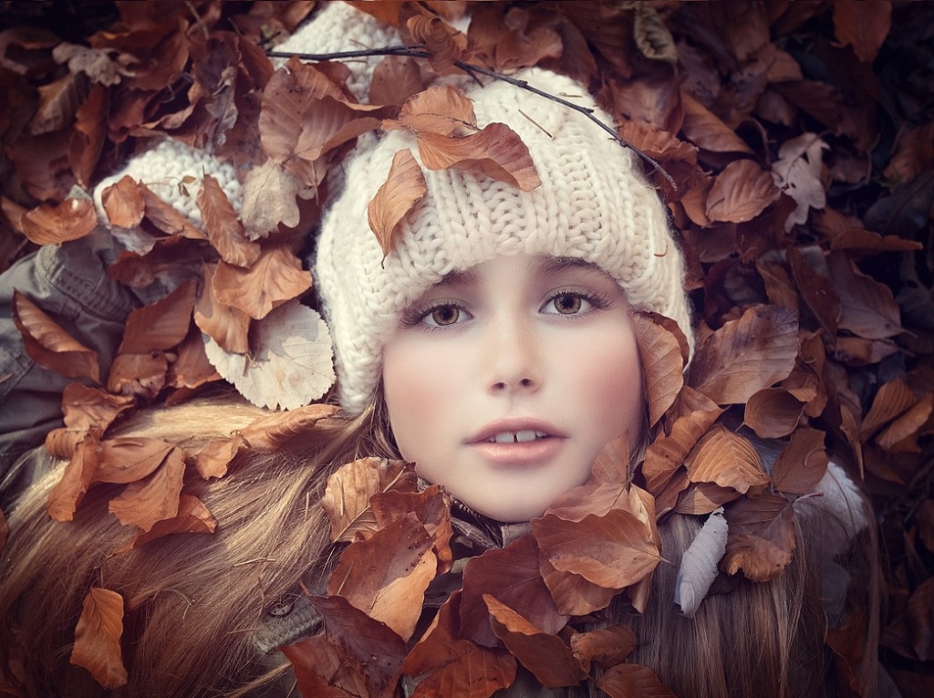 Bild einer Frau im Herbst, verlinkt zum Artikel "Herbstzeit"